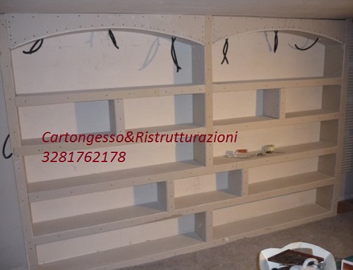Libreria in cartongesso con struttura metallica illuminata con faretti Struttura mensole in cartongesso