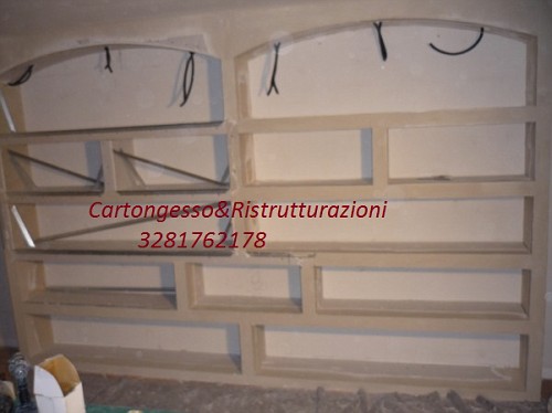 Libreria in cartongesso con struttura metallica illuminata con faretti Struttura mensole in cartongesso